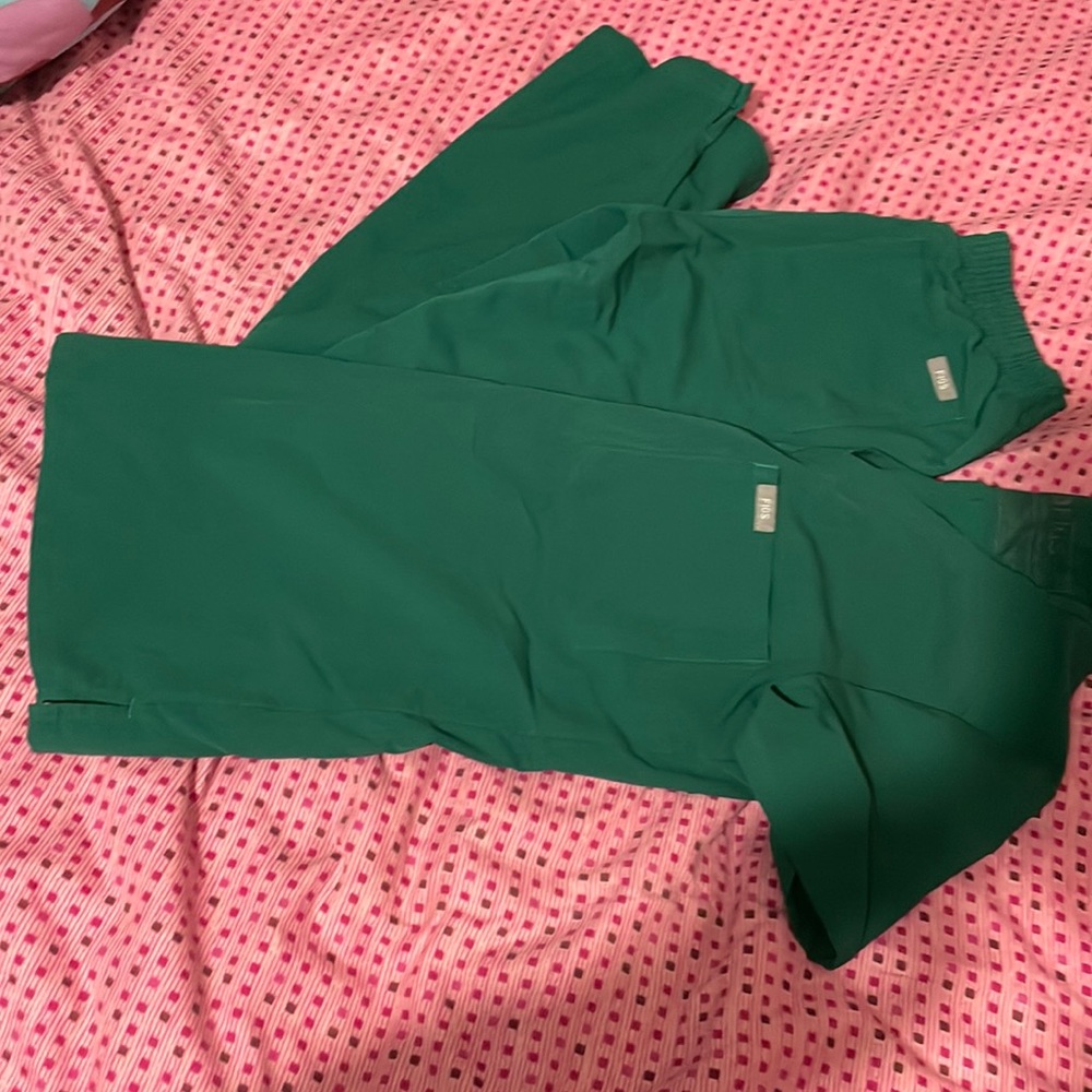Figs xxs set green yola pants and one pocket top